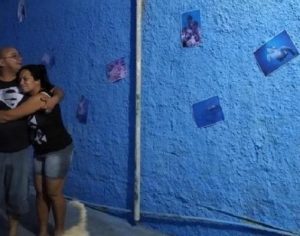 Em isolamento, marido pinta mar na varanda de casa para a esposa matar saudade da praia