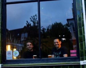 Amigos confinados em pub passam quarentena bebendo cerveja e jogando xadrez