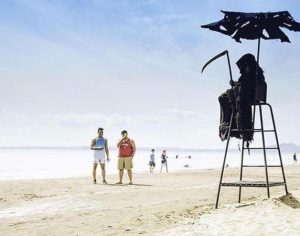 Homem viaja para praias vestido de morte durante quarentena