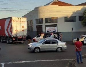 Motociclista morre em acidente com caminhão no Centro de Londrina