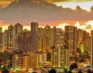 Um brilhante início de noite entre os prédios de Londrina
