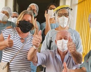 Idoso de 82 anos com covid-19 recebe alta no HU em Londrina