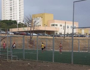 Londrinenses ignoram isolamento e jogam futebol ao lado de UPA