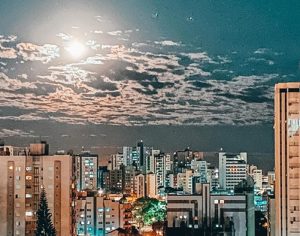 Uma linda noite de lua cheia em Londrina