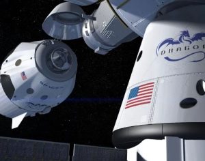 Cápsula SpaceX se acopla com sucesso à Estação Espacial Internacional; assista