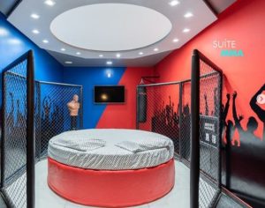 Motel lança suíte para os fãs de MMA com cage, luvas, cinturão e boneco de treino
