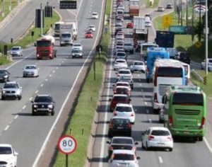 Paranaenses lotam estradas sentido praias no feriado