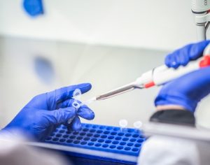 Vacina contra coronavírus testada em humanos gera resposta imunológica e é segura, diz empresa