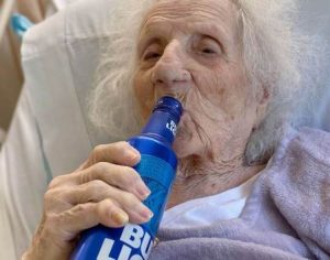 Idosa de 103 anos vence o coronavírus e comemora bebendo cerveja