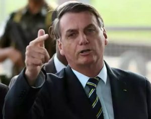 Bolsonaro ‘expulsa’ mulher que o questionava sobre mortes de covid; assista