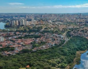 Uma linda paisagem de Londrina com o Parque Arthur Thomas