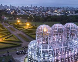 Curitiba volta a fechar e restringir atividades, após alta de covid