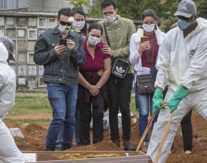 Mortes por covid-19 no Brasil aumentam 10% em uma semana