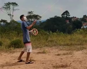 Jovem de 21 anos com covid-19 é preso soltando pipa com amigos no Paraná