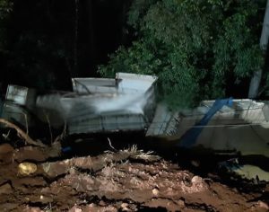 Caminhoneiro cai em ribanceira na PR-445 em Londrina e sobrevive