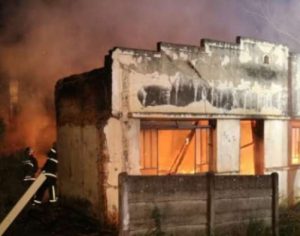 Policiais salvam cinco moradores de casa em chamas no Paraná