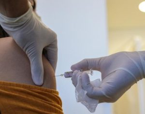 800 voluntários paranaenses vão testar vacina contra covid; veja como se inscrever