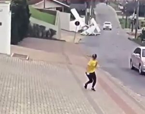 VÍDEO: avião monomotor cai no meio de avenida em SC