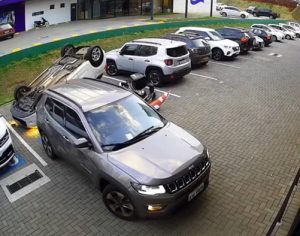 VÍDEO: Motorista capota carro no pátio de farmácia em Londrina