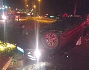 Motorista capota veículo na Avenida Brasília em Londrina