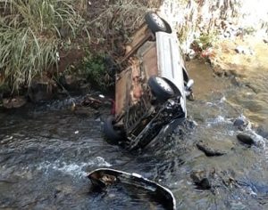 Motorista esquece freio de mão e carro cai no córrego da Dez de Dezembro