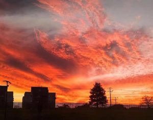 Um incrível céu na cidade dos pés vermelhos