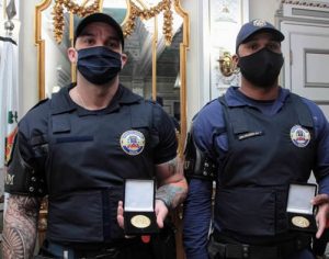 Guardas humilhados por desembargador ganham medalha por conduta exemplar