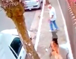 Homem morre após ser ‘atropelado’ por cães na calçada