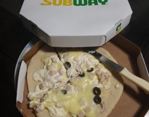 Rede de fast food brasileira viraliza na internet após pizza mal feita