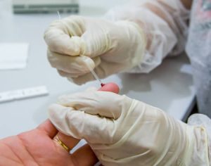 Testes rápidos de anticorpos não têm garantia de precisão, afirmam estudos