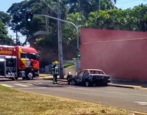 Carro pega fogo rápido, motorista é avisado e consegue escapar em Londrina