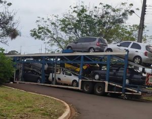 Caminhão-cegonha fica preso em linha de trem na Zona Leste de Londrina