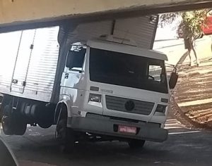 Caminhão fica preso em pontilhão na Zona Leste de Londrina