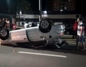Motorista capota veículo no Centro de Londrina; vídeo