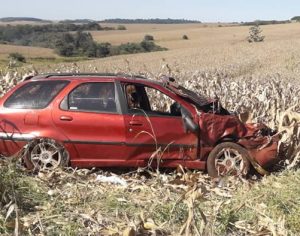 Casal fica ferido após capotamento de carro na PR-445 próximo à Warta