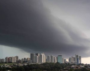 Registro incrível da chuva chegando em Londrina nesta quinta