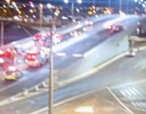 Motorista morre após bater em mureta no viaduto da Dez de Dezembro