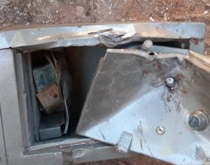 Catadores de recicláveis acham mais de R$ 35 mil em cofre descartado