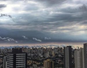 Um belo registro do céu nublado em Londrina