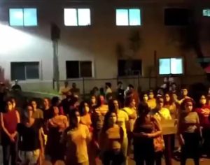 Mulheres expulsam pessoas que ameaçavam invadir hospital com menina grávida