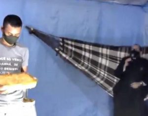 Padre vira meme após leiloar lasanha enquanto se balança na rede; assista