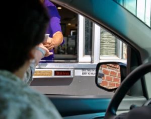 Justiça autoriza que bares atuem com delivery e drive-thru em Londrina