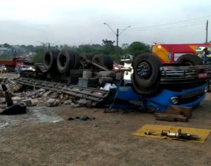 Motorista fica preso às ferragens após capotar caminhão em Londrina