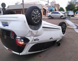 Carro capota após colidir com outro veículo no Centro de Londrina