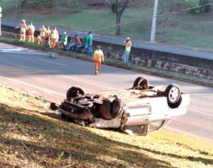 Motorista capota carro após bater em poste na Avenida Dez de Dezembro