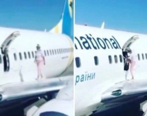 Reclamando de calor, passageira abre porta de avião para ‘tomar ar’; assista
