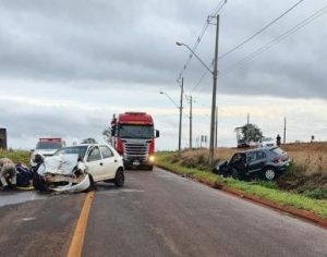 Carros batem de frente na estrada da Perobinha em Londrina