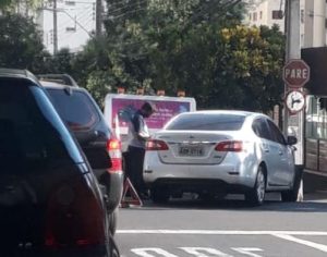 Depois de batida, carro invade restaurante no centro de Londrina