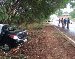 Homem morre após bater em árvore na Zona Norte de Londrina