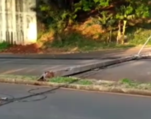Motorista derruba três postes na Zona Norte de Londrina